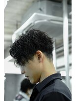 クロムトウキョウ ザ バーバー ネオン 新宿店(CHROM TOKYO the Barber ne/on)&nbsp;センターパート/ツイストスパイラルパーマ