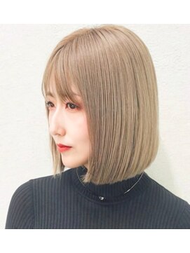 ミスグランディーヴィラス(Miss Grandee VILLAS) ハイトーンブリーチくすみベージュ大人ボブ