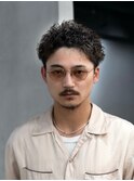 ラフな質感の無造作パーマ×スパイキーショートスタイル