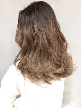 アルバム 新宿(ALBUM SHINJUKU) ホワイトパールグラデーション_フリンジウェーブ_ba287512