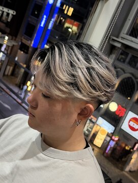 メグロバーバーショップロッポンギ 目黒六(MEGURO BARBER SHOP 6PPONGI) フェザーパーマ /センターパート/スキンフェード