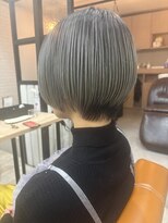 ククル ヘアー(cucule Hair) 【脱・赤み】透明感シルバーグレー×骨格補正ミニボブ