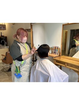 女性スタイリストのみ在籍♪一人一人のお客様としっかり向き合い、あなたの髪のお悩みを解決に導きます◎