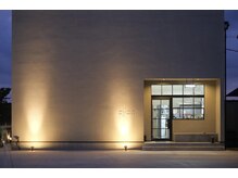 シアン(cyan)の雰囲気(モルタル外壁の四角い建物が目印/太田/太田市/群馬)