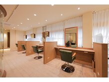 【隣のお客様の目線や話し声が気になってしまう】そんな貴方のための全席半個室サロン。