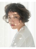 シフォンのように柔らかいカーリーボブ