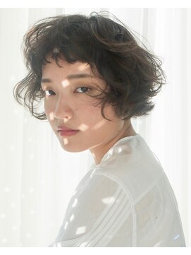 エン(YENN) シフォンのように柔らかいカーリーボブ