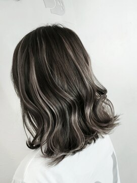 ムーンロータス(Moon Lotus) ダークグレイでハイライト