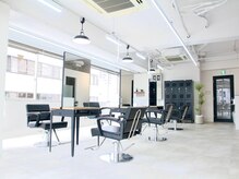 イエナ(IENA)の雰囲気（店内は心地よい陽の光が差し込む開放的でリラックスした空間）