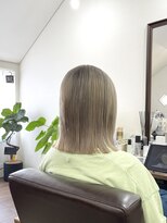 ホンネ(honne.)&nbsp;ホワイトグレージュ×デザインカラー×ミディアムヘア