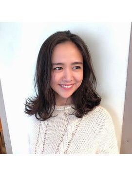 ピース トウキョウ(PEACE TOKYO) センターパートのミディアムスタイル