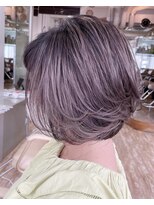 プラグ(Plug) グレージュ前下がりショートボブケアブリーチ似合わせカット50代
