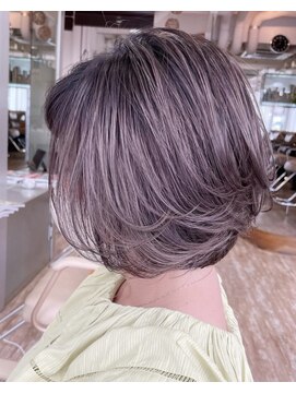 プラグ(Plug) グレージュ前下がりショートボブケアブリーチ似合わせカット50代