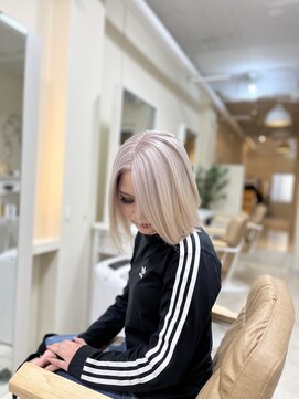 カリーナ(CARINA) ホワイトカラー/ピンクと黒染め残留剥がし