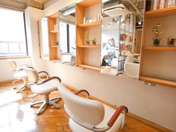 レーヴフォーヘアー(reve for hair)の写真/木のぬくもりが暖かい店内でリラックスしていただけます♪上質な空間で、癒しのサロンタイムを♪