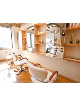 木のぬくもりが暖かい店内でリラックスしていただけます♪上質な空間で、癒しのサロンタイムを♪