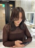 前髪長め × センター分け × くびれ巻き