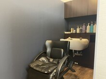 モンド ヘアクリエーション 西田店(monde hair creation)の雰囲気（日々の疲れを忘れられ落ち着いた雰囲気の半個室のシャンプー空間）