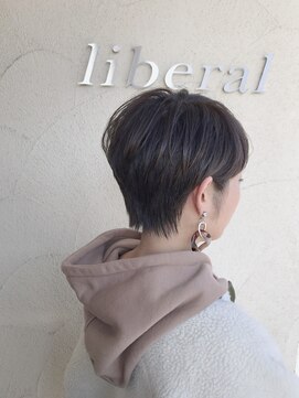 リベラル(liberal) 箕面耳掛けショート大人女子[刈り上げショート/うる艶髪]
