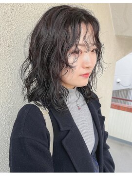 ニイ(nii.) おおきめカールのパーマスタイル