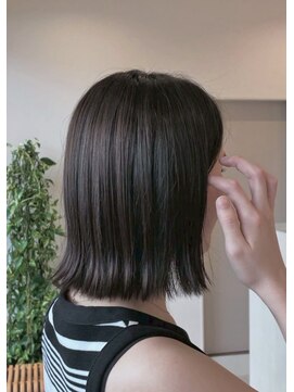 「外ハネタイトボブ × オリーブグレージュ」