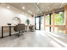 アグ ヘアー テノエ 大宮氷川参道店(Agu hair TENOE)の雰囲気（参道の四季を感じられる、心地よい空間づくりを大切にしています）