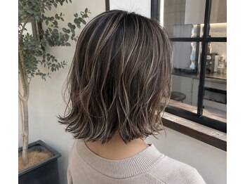 カイ(kai)の写真/【脱・白髪染め】隠すから「活かす」へ。暗くなりすぎない明るい白髪カバーで、艶やかな大人髪を楽しんで