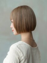 20代30代大人可愛いグレージュカラー斜めバングショートボブ