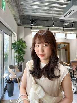 アドア 横浜(ADORE) ナチュラルブラウン×外はねミディアムレイヤーカット