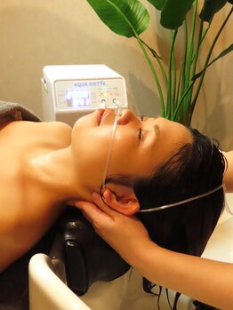 ヒール スパジオ(HEAL SPAZIO)の写真/頭皮のデトックス＆エイジングケアが叶う自慢の頭浸浴ヘッドスパ！完全個室の上質空間で施術◎