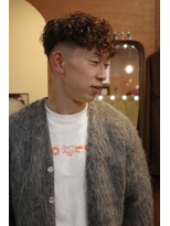 エディ(Edy)&nbsp;スペインカールスキンフェードブラウンカラー刈り上げ眉毛カット