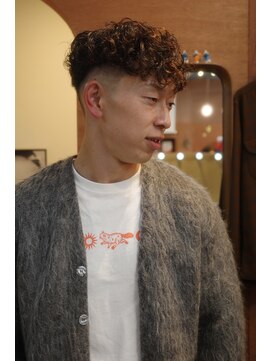 エディ(Edy) スペインカールスキンフェードブラウンカラー刈り上げ眉毛カット