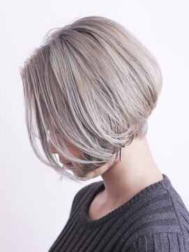 フォーム(FORM) プラチナホワイトと前下がりボブ