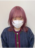 ハイトーンペールピンク外ハネミディアムウルフくびれヘア
