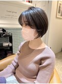 顔まわりレイヤーでふんわり丸みショートボブ