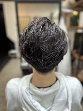 リリー(Lily) 刈り上げパーマスタイル