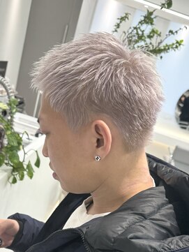 アールプラスヘアサロン(ar+ hair salon) ホワイトアッシュ×ボウズ風ベリーショート