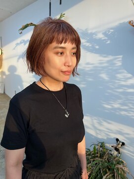 マド(Mado) オン眉ミニボブピンクベージュ