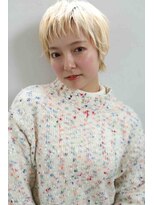 アボヘアー(Abo hair)&nbsp;透明感 ハイトーンホワイトブロンド大人可愛いオン眉ショート