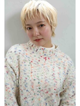 透明感 ハイトーンホワイトブロンド大人可愛いオン眉ショート