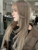 イリ 梅田(ili) ハイライトカラーミルクティーベージュレイヤーカット