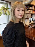 ミディアムボブ/眉上バング/ホワイトベージュ