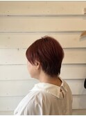 赤濃いめのオレンジカラーが映える、大人ショートスタイル。