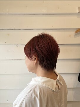 コバコ(COVACO) 赤濃いめのオレンジカラーが映える、大人ショートスタイル。
