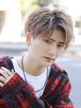 ベーア(Bar) ツイストスパイラルパーマセンターパート刈り上げメンズマッシュ