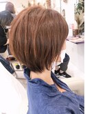 カッパーベージュの艶々ショート