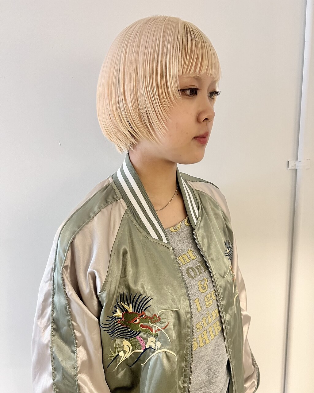 白髪ブロックをマスキングしないオーバーヘッドフィルムは女性の短い長い髪の前髪 白髪ブロックをマスキングしないオーバーヘッドフィルムは女性の