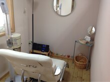 ヘアーサロン アルメリア(Hair salon Armeria)の雰囲気（女性専用個室エステブース。癒しの音楽でリラックスできます。）