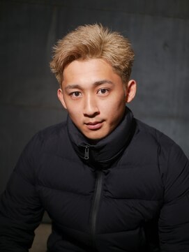 イーラ(era) ハイトーンツーブロなし刈り上げ短髪ショート