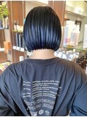 新しいボブのデザインカラー／ブルーブラック／切りっぱなしボブ